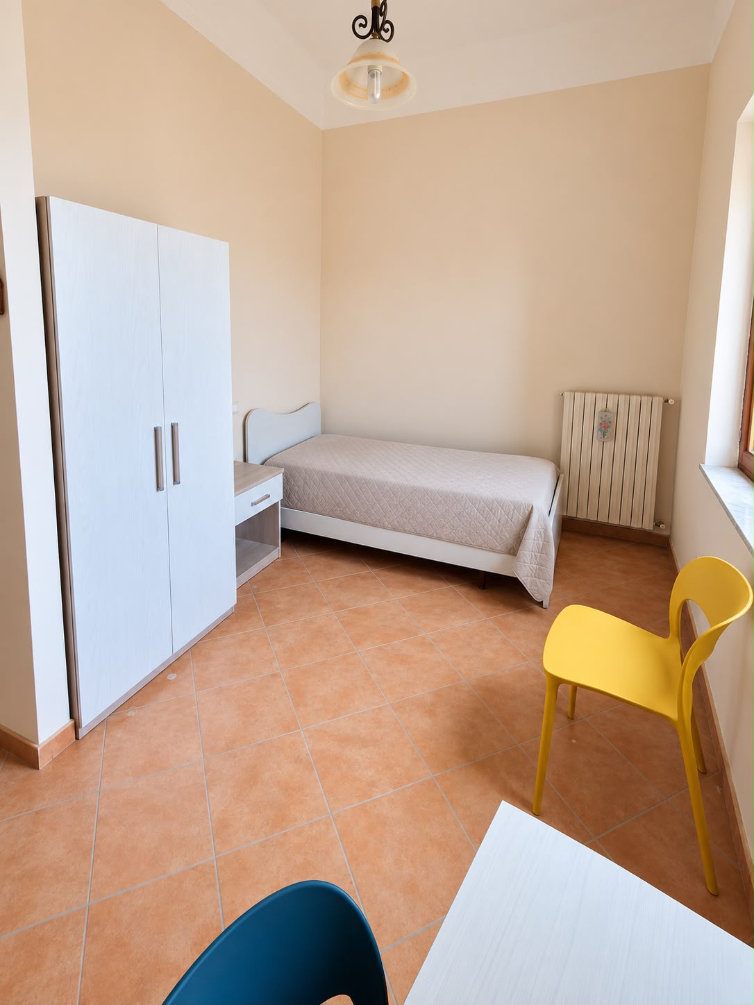 Camera con finestra e arredi del Residence San Marco
