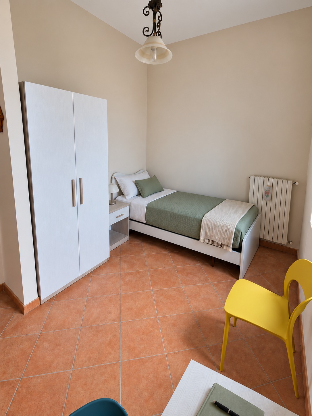 Camera con letto e biancheria verde del Residence San Marco