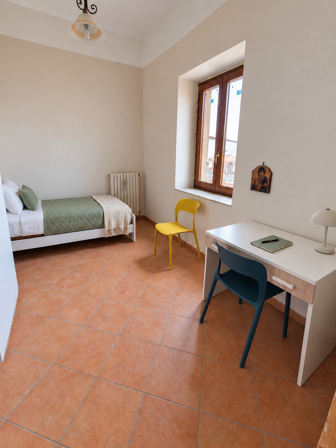 Camera con scrivania accanto alla finestra del Residence San Marco
