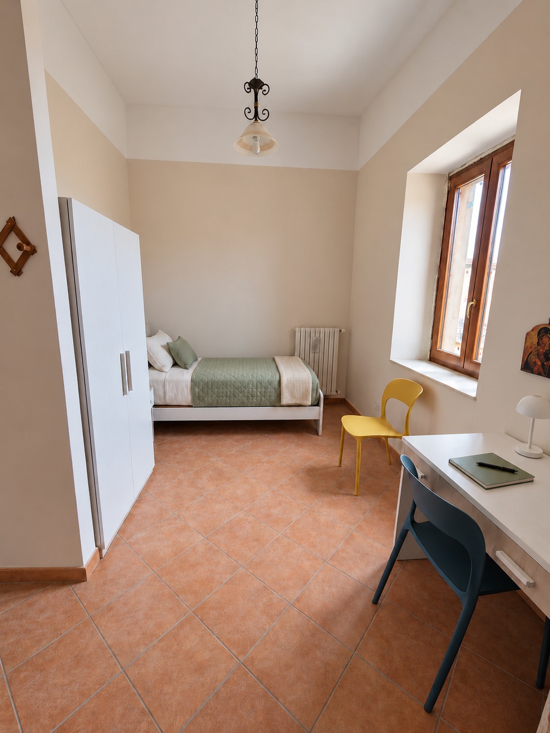Camera: letto, scrivania e armadio del Residence San Marco