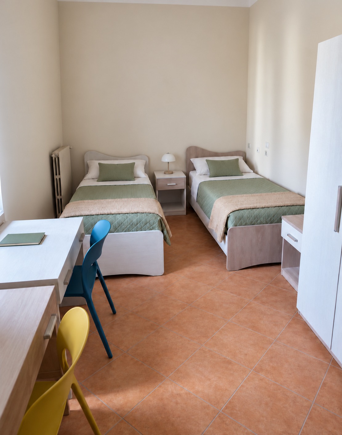 Camera con due letti e scrivania del Residence San Marco